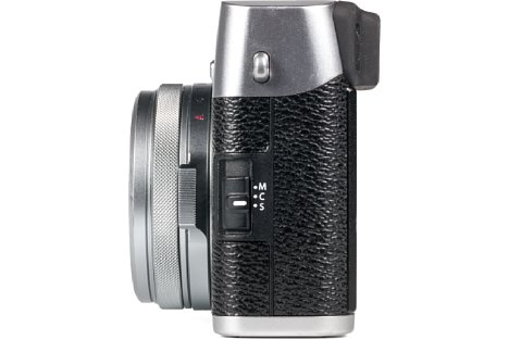 Bild An der linken Gehäuseseite der Fujifilm X100F befindet sich griffgünstig der Wahlschalter für den Fokusmodus. [Foto: MediaNord]
