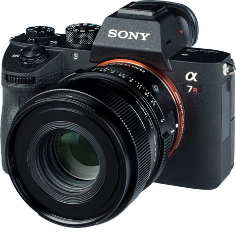 Bild An der Sony Alpha 7R III sieht das Sigma 65 mm F2 DG DN Contemporary ziemlich schick aus, ist aber an der kompakten Vollformatkamera schon etwas kopflastig. [Foto: MediaNord]