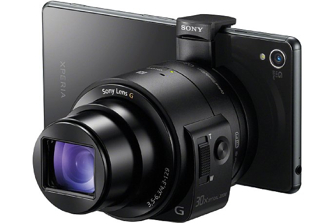 Bild An das Smartphone geklemmt ergibt die Sony DSC-QX30 fast eine richtige Kamera. [Foto: Sony]