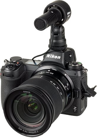 Bild In dem Blitzschuh der Nikon Z 7 lässt sich auch anderes Zubehör montieren, wie das ME-1 Stereomikrofon. Der Blitzschuh dient dann aber nur zur Befestigung. Die elektrische Verbindung erfolgt über das Kabel. [Foto: MediaNord]