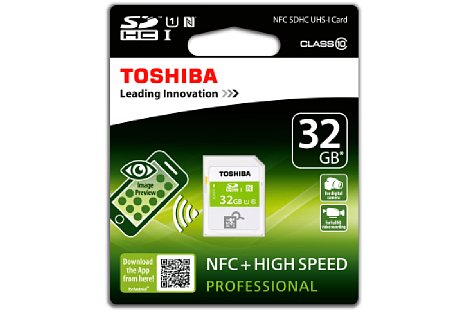 Bild Der QR-Code auf der Blisterverpackung der Toshiba 32 GB NFC SDHC-Karte ist viel zu klein zum Abscannen, die App muss also manuell im Google Play Store gesucht werden. [Foto: Toshiba]