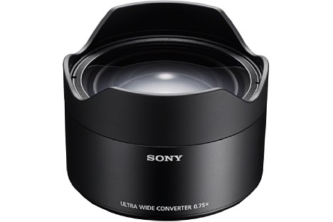 Bild Mit dem Sony SEL-075UWC lässt sich die Brennweite des SEL-20F20 auf 16 mm verringern, dabei fällt die Lichtstärke auf F2,8. [Foto: Sony]