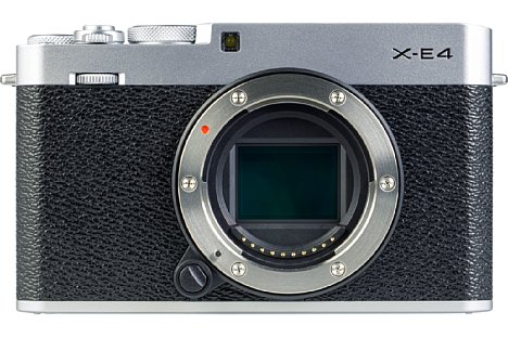 Bild Der APS-C-Sensor der Fujifilm X-E4 löst 26 Megapixel auf. Dank des X-Trans-Farbfilters benötigt er keinen Tiefpassfilter zum Unterdrücken von Moirés. Seine Stärke liegt vor allem bei der sehr guten Farbwiedergabe. [Foto: MediaNord]