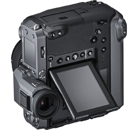 Bild Auch im Hochformat lässt sich die Fujifilm GFX100 dank Hochformat-Griff, zusätzlichen Bedienelementen und auch im Porträt-Modus schenkbarem Monitor super bedienen. [Foto: Fujifilm]