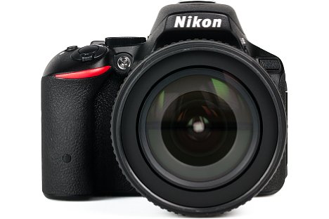 Bild Als klassische DSLR verfügt die Nikon D5500 über einen ausgeprägten Handgriff sowie einen Sucherbuckel mit eingebautem Pop-Up-Blitz. [Foto: MediaNord]