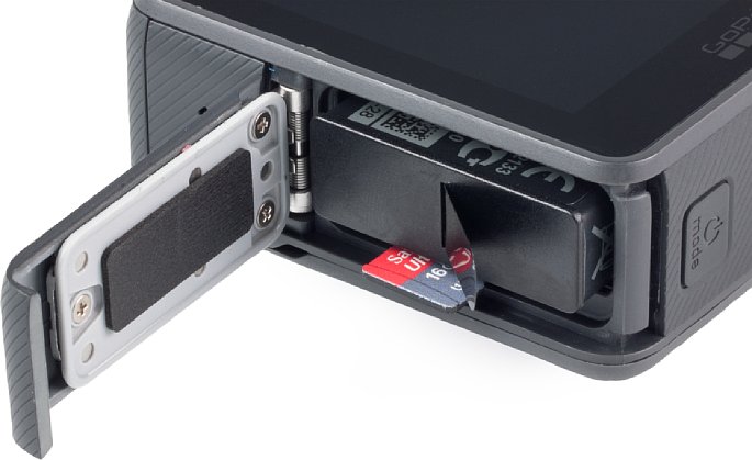 Bild Unter der wasserdichten Akkufach-Klappe der GoPro Hero6 wird außer dem Akku auch die MicroSD-Speicherkarte eingesetzt. [Foto: MediaNord]