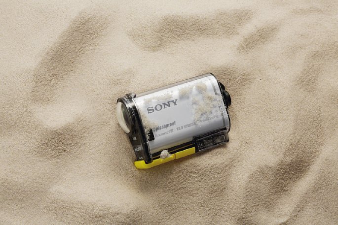 Bild Das wasserdichten Gehäuse SPK-AS2 macht die Sony HDR-AS100V natürlich auch noch robuster gegen Sand und schützt auch die Frontlinse. [Foto: Sony]