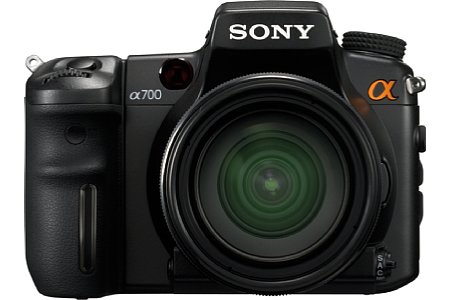 Sony Alpha 700 mit AL 16-105mm Objektiv [Foto: Sony]