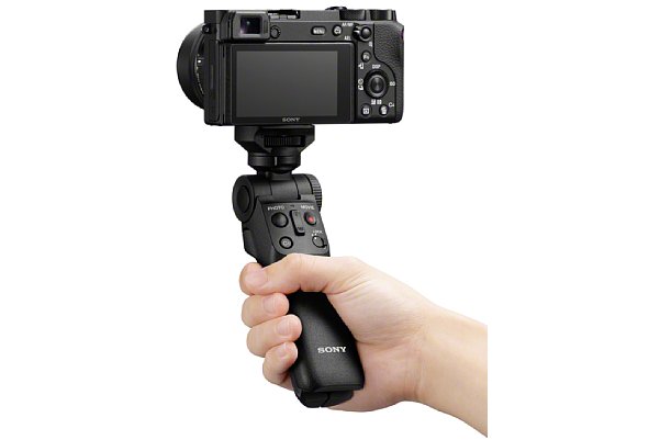 Bild Aber auch beim normalen Videofilmen mit dem Sony GP-VPT2BT liegt die Kameras (hier eine Alpha 6600) gut in der Hand. [Foto: Sony]
