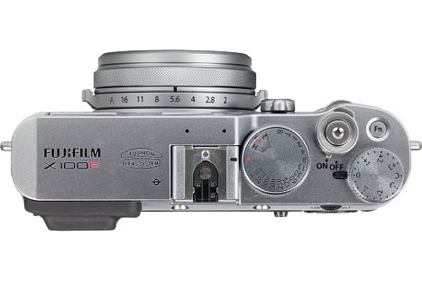Bild Für verspielte Fotonaturen erlaubt die Fujifilm X100F eine komplette Einstellung der Belichtung über Einstellräder, nun auch bei der ISO-Empfindlichkeit. Alternativ können moderne Einstellräder verwendet werden, die aber nicht so gut gelungen sind. [Foto: MediaNord]