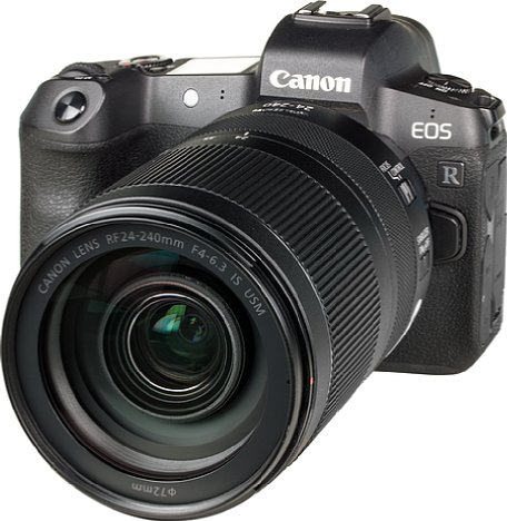 Bild Das Bild an der Canon EOS R zeigt, dass das RF 24-240 mm 4-6.3 IS USM durchaus kein kleines Objektiv ist. Schwerer als die Kamera ist es zudem, obwohl leichter Kunststoff als Gehäusematerial zum Einsatz kommt. [Foto: MediaNord]