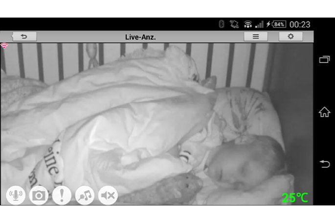 Bild Screenshot aus der App zur D-Link EyeOn Baby Camera DCS-825L mit Livebild-Anzeige, hier im Infrarot-Nachtmodus. Bei diesem Bild ist der Digitalzoom aktiv, d. h. ein detaillierterer Bildausschnitt per Zoomgeste ausgewählt. [Foto: MediaNord]