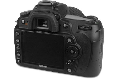 Nikon D90 mit 18-55 VR [Foto: Nikon]