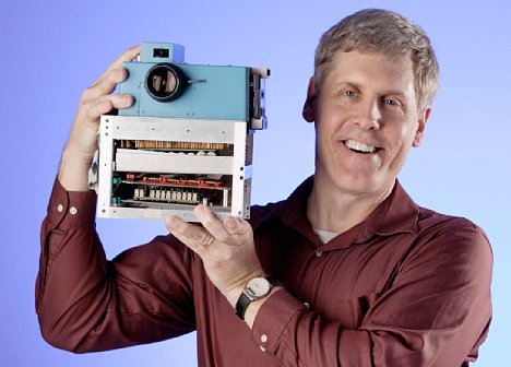 Bild Steven J. Sasson mit dem Prototyp einer Digitalkamera aus dem Jahr 1975 [Foto: Steven J. Sasson]