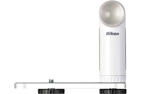 Bild Wahlweise kann das Nikon LED-Dauerlicht LD-1000 via Schiene an der Kamera oder separat auf einem Stativ befestigt werden. [Foto: Nikon]