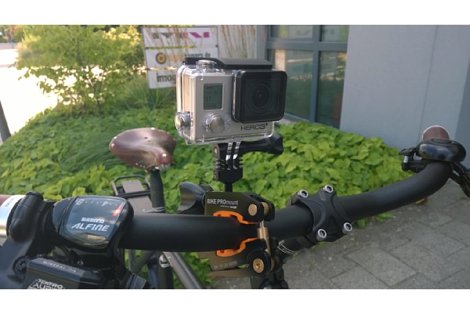 Bild Rollei Bike ProMount Halterung mit GoPro Hero 3+ Actioncam. Die griffigen Einsätze halten auch auf Aluminium-Lenkern sicher. Einmal richtig eingestellt lässt sich die Halterung mit dem Schnellspannhebel blitzschnell befestigen und wieder lösen. [Foto: MediaNord]