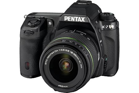 Pentax K-7 mit DA 18-55mm [Foto: Pentax]
