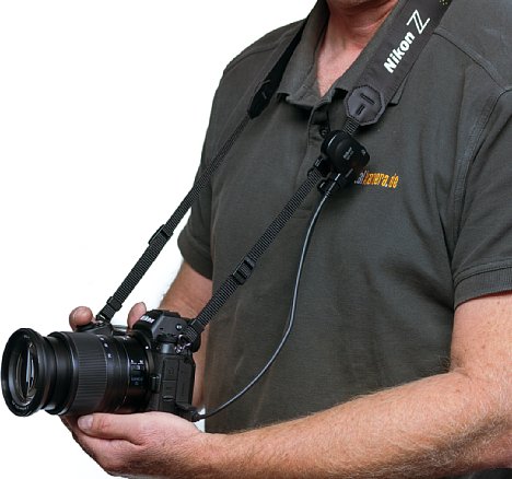 Bild Nikon Z7 mit GP-1A GPS-Empfänger am Kameragurt. [Foto: MediaNord]