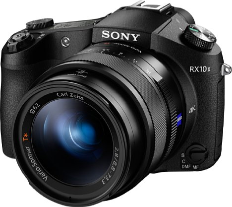 Bild Die Sony Cyber-shot DSC-RX10 II besitzt weiterhin ein durchgehend F2,8 lichtstarkes 8,3-fach-Zoom von umgerechnet 24 bis 200 Millimeter. [Foto: Sony]