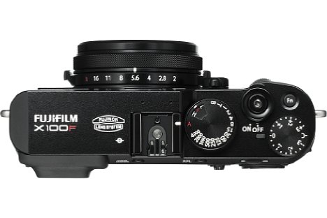 Bild Auf auf der Oberseite der X100F hat Fujifilm die Bedienelemente neu angeordnet. So wurde etwa das ISO-Rad mit dem Belichtungszeitenrad verheiratet, wie schon bei der X-Pro2. [Foto: Fujifilm]