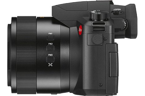 Bild Für Videoaufnahmen lässt sich ein externes Mikrofon an der Leica V-Lux 5 anschließen. Das Objektiv bietet Funktionstasten sowie einen Einstellring. [Foto: Leica]