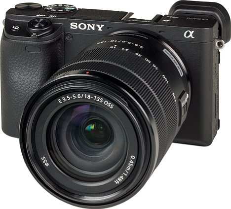 Bild Sony Alpha 6400 mit E 18-135 mm OSS. [Foto: MediaNord]