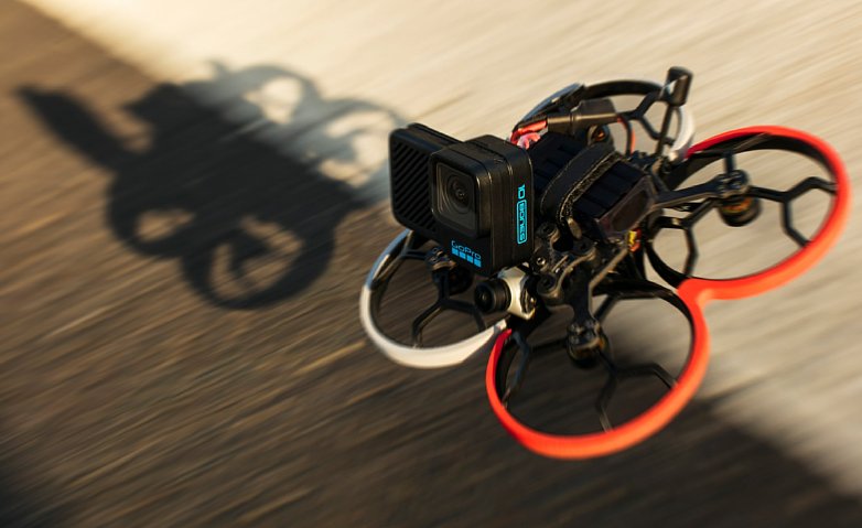 Bild GoPro Hero10 Black Bones montiert als zusätzliche Kamera auf einer FPV-Drohne. [Foto: GoPro]