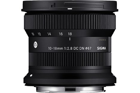 Bild Am sehr kompakten Sigma 10-18 mm F2.8 DC DN Contemporary sticht deutlich das große Canon-RF-Bajonett hervor. [Foto: Sigma]