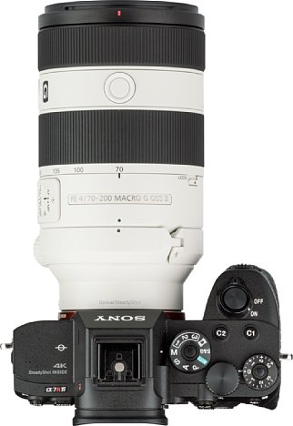 Bild Im hinteren Bereich ist das Sony FE 70-200 mm F4 Macro G OSS II schmaler, so dass neben dem Handgriff der Sony Alpha 7R IV genügend Platz für die Finger bleibt. [Foto: MediaNord]