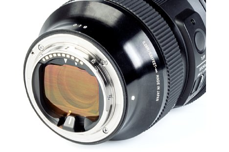 Bild Die Filterfolie muss vom Fotografen zugeschnitten und manuell am Sigma 14-24 mm F2.8 DG DN Art im Halter befestigt werden, das kann schon sehr fummelig sein. [Foto: MediaNord]
