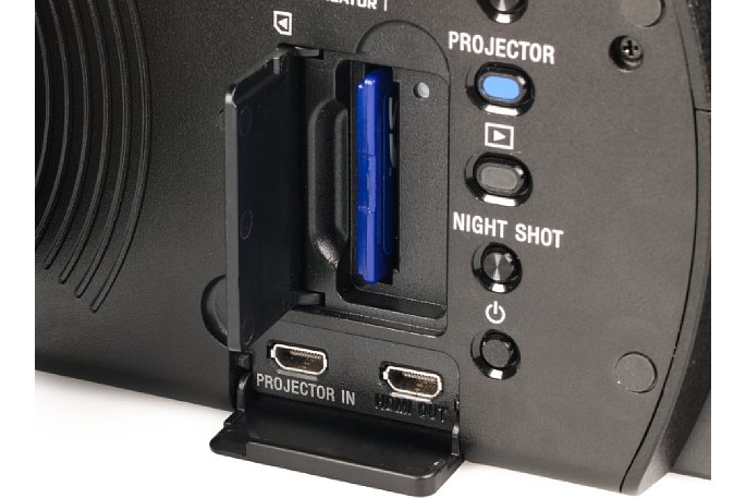 Bild Bei Aufgeklapptem Monitor werden weitere Tasten des Sony FDR-AXP33 zugänglich sowie unter jeweils einer Klappe der Speicherkartenschacht und HDMI-Ausgang sowie -Eingang (für den Projektor). [Foto: MediaNord]