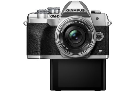Bild Erstmals lässt sich der Bildschirm der Olympus OM-D E-M10 Mark IV um 180 Grad nach unten klappen, womit sich die Kamera auch für Selfies eignet. [Foto: Olympus]