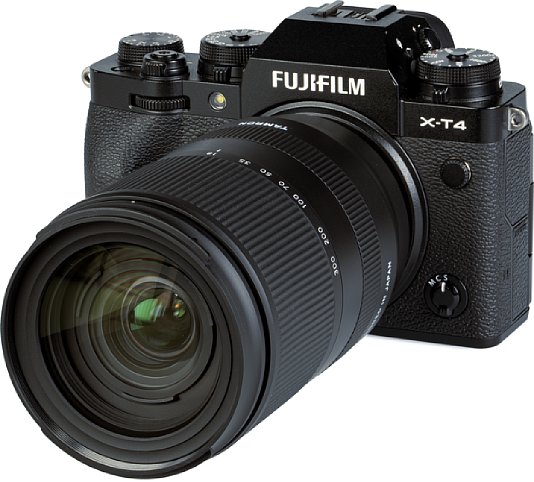 Bild Auch an der Fujifilm X-T4 sieht das Tamron 18-300 mm F3.5-6.3 Di III-A VC VXD (B061) wuchtig aus, da es aber nicht über den Kameraboden herausragt, ist die Kombination visuell stimmiger. [Foto: MediaNord]
