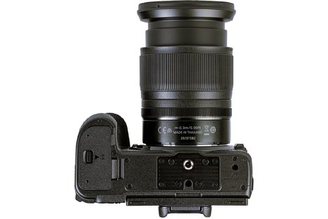 Bild Das Stativgewinde der Nikon Z 6II liegt vorbildlich in der optischen Achse. Auch der Abstand zum Akkufach ist trotz der kompaktem Kameraabmessungen komfortabel groß. [Foto: MediaNord]