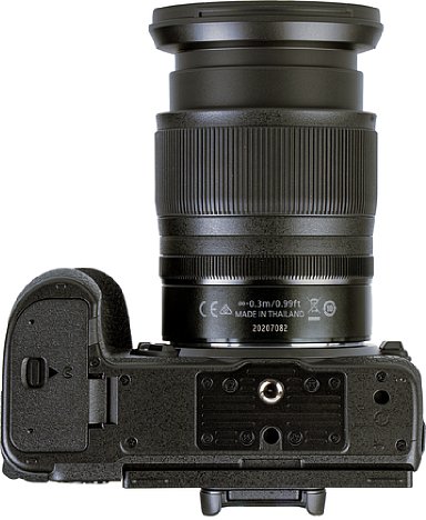 Bild Das Stativgewinde der Nikon Z 6II liegt vorbildlich in der optischen Achse. Auch der Abstand zum Akkufach ist trotz der kompaktem Kameraabmessungen komfortabel groß. [Foto: MediaNord]