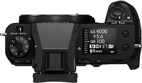 Bild Das Programmwählrad der Fujifilm GFX100S bietet sechs Custom-Positionen. Zudem sitzt hier ein großer Statusbildschirm. [Foto: Fujifilm]