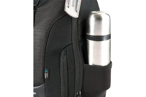 Bild Eine Tasche an der Seite des Vanguard Up-Rise II 34 kann für Stativfüße oder Getränkebehälter genutzt werden.  [Foto: Vanguard]