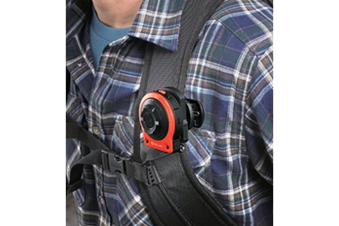 Bild Das Kameramodul der Casio Exilim EX-FR10 kann auch einfach an den Trageriemen eines Rucksacks geklippt werden. [Foto: Casio]