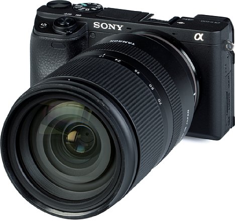Bild An der Sony Alpha 6400 wirkt das Tamron 17-70 mm F2.8 Di III-A VC RXD schon recht wuchtig. [Foto: MediaNord]