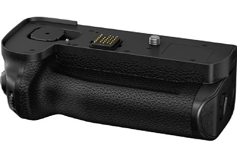 Bild Der Batteriegriff Panasonic DMW-BGS1 wird ganz klassisch unter die Kamera geschraubt. Ein Akku verbleibt im Gehäuse, ein zweiter sitzt im griff und verdoppelt damit die Akkulaufzeit. [Foto: Panasonic]