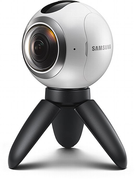 Bild Die Samsung Gear 360 Kamera wird mit einem praktischen, kleinen Tisch-Stativ geliefert, das zusammengeklappt auch als Handgriff genutzt werden kann. [Foto: Samsung]