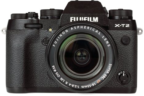 Bild Der Handgriff der Fujifilm X-T2 fällt relativ klein aus, bietet jedoch aufgrund der guten Gummierung ausreichend Halt. Griffiger wird die X-T2 mit dem optionalen Batteriegriff, der auch den Handgriff vergrößert. [Foto: MediaNord]