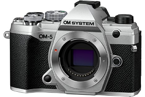Bild Die OM System OM-5 gibt es nicht nur in Schwarz, sondern auch in Silber. Der Preis für das Gehäuse beträgt knapp 1.300 Euro. [Foto: OM System]