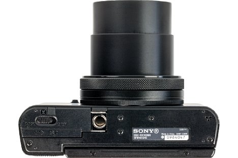 Bild Das Stativgewinde der Sony DSC-RX100 IV sitzt nicht nur außerhalb der optischen Achse, sondern auch noch direkt neben dem Akku- und Speicherkartenfach. Die Micro-USB-Schnittstelle erlaubt aber neben dem Auslesen der Speicherkarte auch das Laden des Akkus. [Foto: MediaNord]