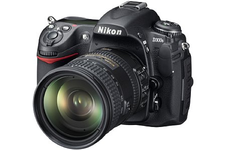 Nikon D300S mit 18-200 VR II [Foto: Nikon]
