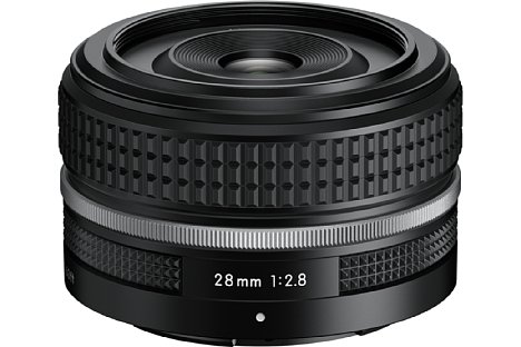 Bild Das Nikon Z 28 mm F2.8 SE ist ein Kitobjektiv für die APS-C-Systemkamera Nikon Z fc und besitzt ein dazu passendes retro-Design. [Foto: Nikon]
