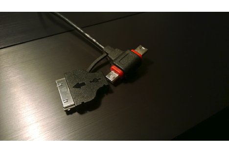 Bild Universal-USB-Kabel passen sowohl an Mini-USB und Mikro-USB. Manche zusätzlich an Apple 30-pol. Buchse oder an Apple Lightning Buchse. [Foto: MediaNord]