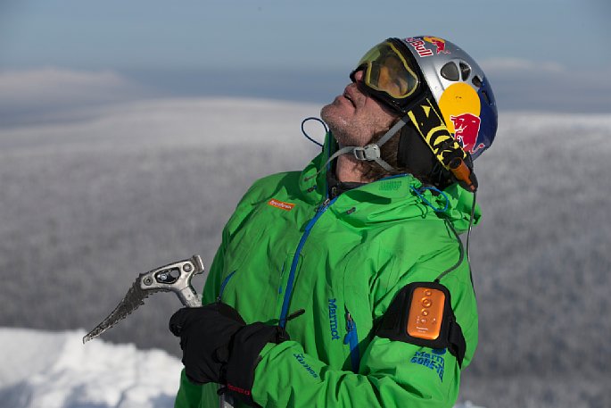 Bild Kletterer Stefan Glowacz mit der Panasonic HX-A100 unterwegs im Ural. [Foto: Klaus Fengler]