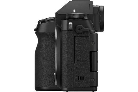 Bild Neben einem 3,5 mm Mikrofonanschluss bietet die Fujifilm X-S20 auch eine USB-C-Schnittstelle samt Webcam- und Ladefunktion sowie Micro-HDMI samt Unterstützung für externe Raw-Videoaufzeichnungen. [Foto: Fujifilm]