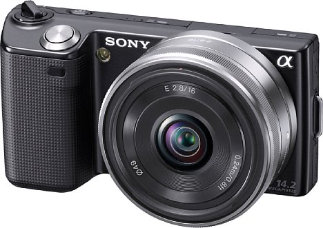 Bild Sony NEX-5AB Kit mit SEL 16 mm F2.8 Objektiv [Foto: Sony]